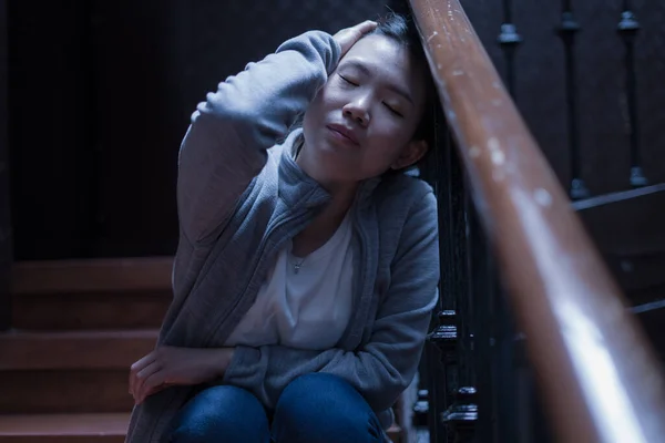 Junge Schöne Asiatin Mit Schmerzen Die Unter Depressionen Leidet Dramatisches — Stockfoto