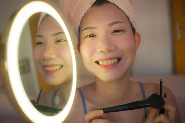 Mooie Aziatische Vrouw Van Toepassing Gezicht Make Lifestyle Portret Van — Stockfoto