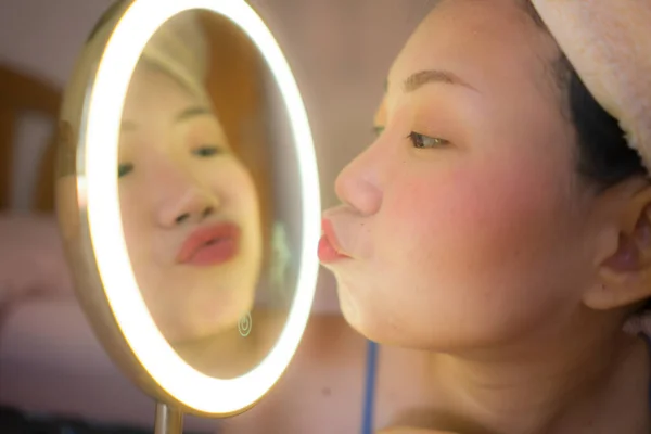 漂亮的亚洲女人在家里洗脸 美丽的韩国女孩的生活方式肖像 化妆和面部美容美发 以反映自己的相貌 — 图库照片