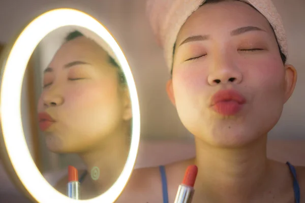 Kırmızı Rujlu Güzel Bir Asyalı Kadın Mutlu Güzel Bir Çinli — Stok fotoğraf