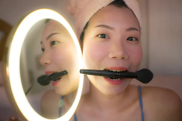 Styl Życia Portret Młodej Pięknej Szczęśliwej Azjatki Stosującej Makijaż Zabieg — Zdjęcie stockowe