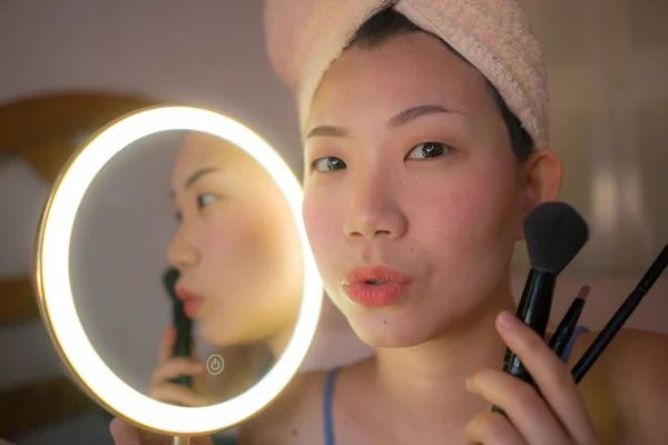 Lifestyle Portrét Mladé Krásné Šťastné Asijské Žena Použití Make Krása — Stock fotografie