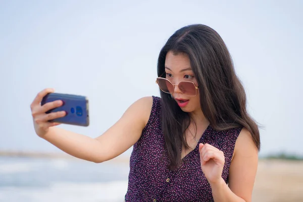 Mujer Asiática Tomando Selfie Con Teléfono Móvil Foto Estilo Vida — Foto de Stock