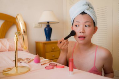  Güzel ve mutlu Asyalı kadın portresi başörtüsü takmış makyaj yapıyor parti için hazırlanıyor ya da cilt bakımı ve güzellik konseptiyle flört ediyor.