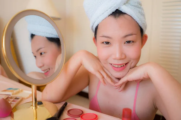 亚洲女性与化妆 头戴浴巾的韩国女孩的生活方式肖像 — 图库照片