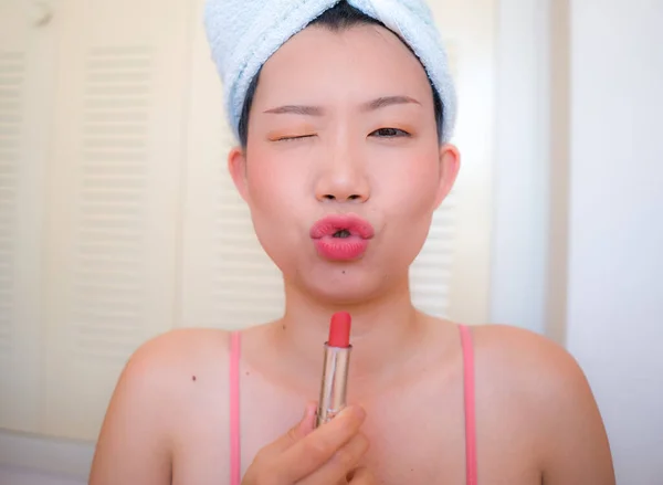 Asyalı Kadın Makyaj Havlu Başlıklı Genç Güzel Koreli Kız Banyo — Stok fotoğraf