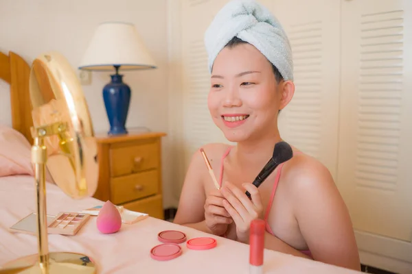Güzel Mutlu Bir Asyalı Kadın Havluyla Makyaj Yapıyor Aynaya Bakıp — Stok fotoğraf