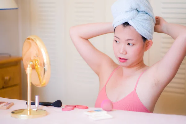 Jong Mooi Gelukkig Aziatisch Japans Vrouw Met Handdoek Hoofd Wrap — Stockfoto