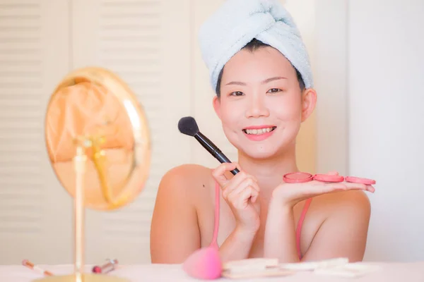 Jeune Belle Heureuse Asiatique Japonais Femme Avec Serviette Tête Enveloppement — Photo