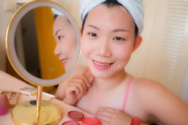 Jovem Bonita Feliz Mulher Asiática Coreana Com Toalha Cabeça Envoltório — Fotografia de Stock