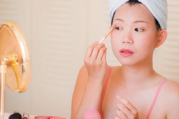 Güzel Mutlu Asyalı Kadın Havluyla Sarmalayıp Makyaj Yapıyor Aynaya Bakıp — Stok fotoğraf