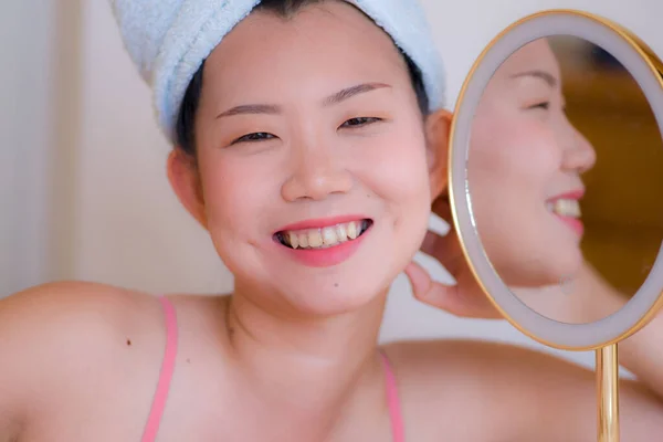 Jovem Bonita Feliz Mulher Asiática Coreana Com Toalha Cabeça Envoltório — Fotografia de Stock