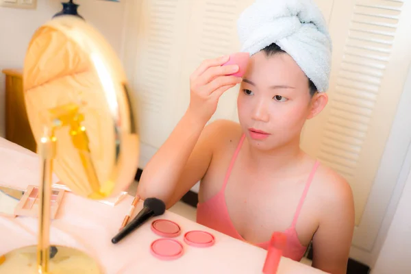 年轻的亚洲女人化妆 漂亮迷人的日本女孩 头戴浴巾 早上在家里用化妆品打扮美感和时尚观念 — 图库照片
