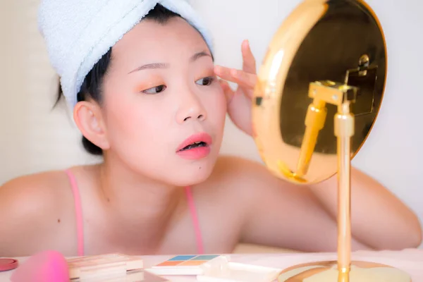 Joven Mujer Asiática Aplicación Maquillaje Hermosa Atractiva Chica Japonesa Con — Foto de Stock