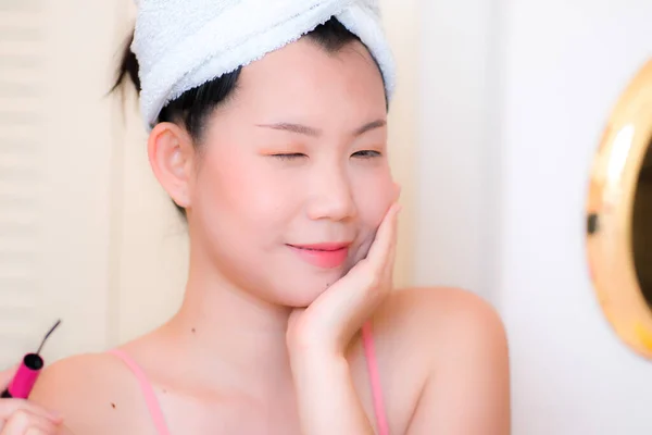 Genç Asyalı Bir Kadın Makyaj Yapıyor Kafasında Havlu Olan Güzel — Stok fotoğraf