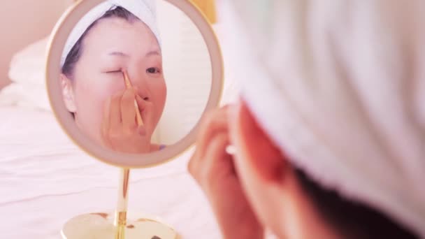 Asiatin Trägt Lidschatten Make Spiegel Auf Junge Schöne Und Glückliche — Stockvideo