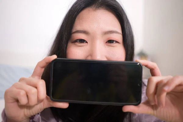 Joven Mujer Asiática Con Teléfono Mano Estilo Vida Retrato Casa — Foto de Stock