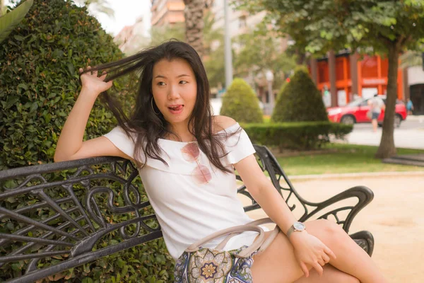 Jovem Bela Feliz Mulher Asiática Banco Parque Retrato Estilo Vida — Fotografia de Stock