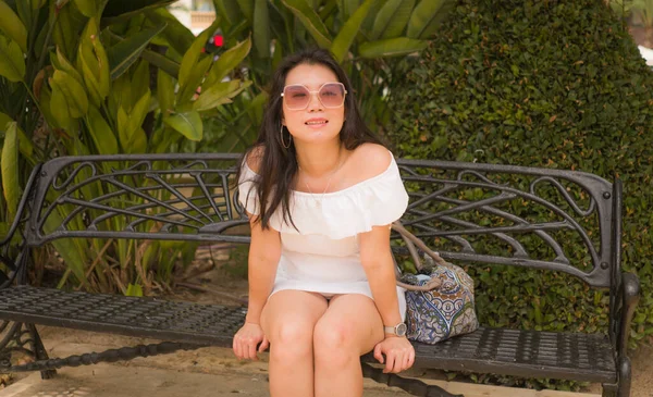 Jovem Bela Feliz Mulher Asiática Banco Parque Retrato Estilo Vida — Fotografia de Stock