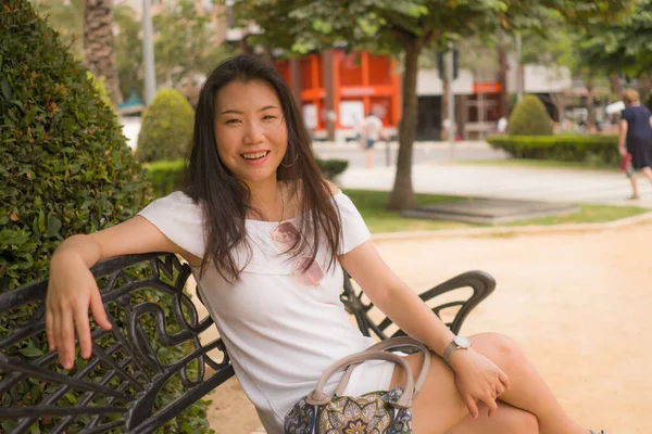 Joven Hermosa Feliz Mujer Asiática Banco Del Parque Estilo Vida — Foto de Stock