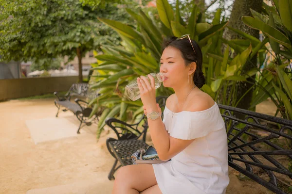 Joven Hermosa Feliz Mujer Asiática Banco Del Parque Estilo Vida — Foto de Stock