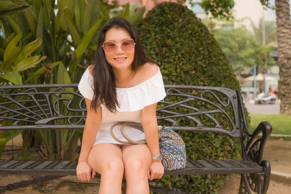 Молодая Красивая Счастливая Азиатка Скамейке Парке Портрет Привлекательной Корейской Девушки — стоковое фото