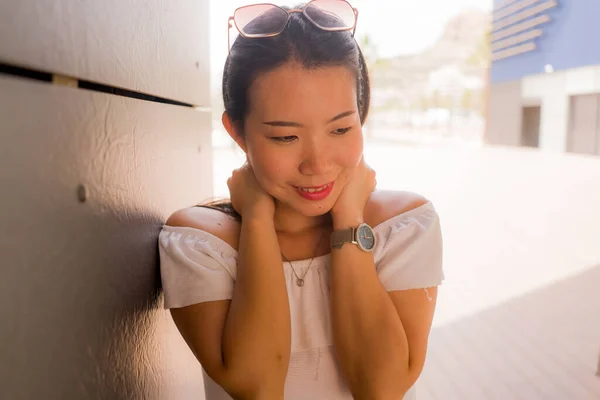 야외에서 아시아인 밖에서 즐거운 매력적 중국인 소녀의 — 스톡 사진