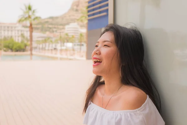 Молодая Счастливая Привлекательная Азиатка Свежем Воздухе Натуральный Портрет Красивой Корейской — стоковое фото