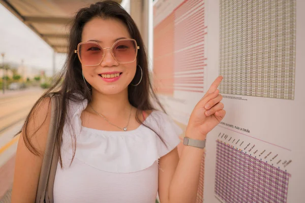 Joven Hermosa Mujer Asiática Esperando Tren Estilo Vida Retrato Chica — Foto de Stock