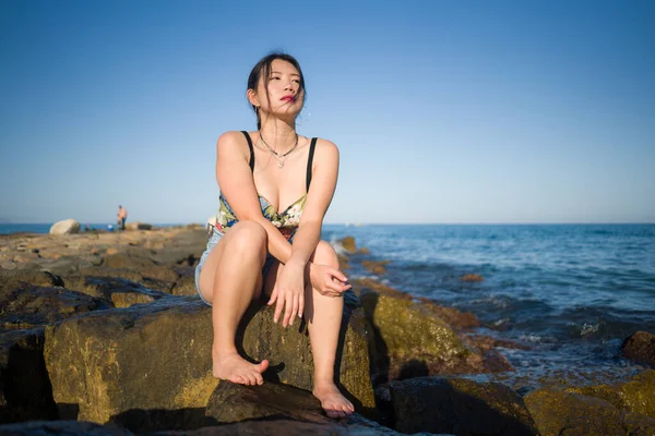 青い海による若いアジアの女性 観光旅行のコンセプトで夏の間にビーチロッククリフでリラックスして陽気な休暇旅行を楽しんで幸せと美しい中国の女の子 — ストック写真