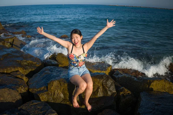 Jovem Mulher Asiática Por Mar Azul Menina Chinesa Feliz Bonita — Fotografia de Stock