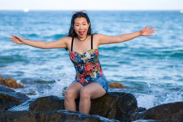 Jovem Mulher Asiática Por Mar Azul Menina Chinesa Feliz Bonita — Fotografia de Stock