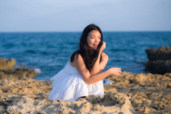Νεαρή Ασιάτισσα Δίπλα Στη Γαλάζια Θάλασσα Ευτυχισμένη Και Όμορφη Κινέζα — Φωτογραφία Αρχείου