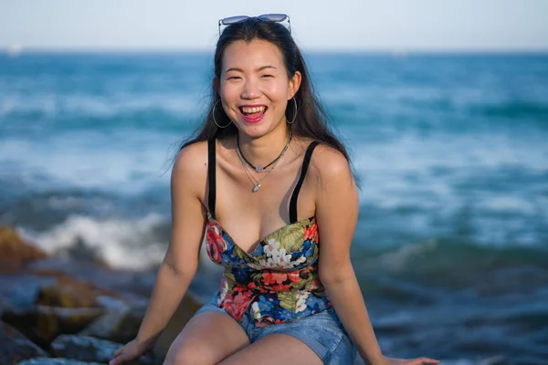 Ung Asiatisk Kvinna Vid Blått Hav Glad Och Vacker Kinesisk — Stockfoto
