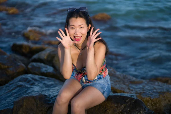 Joven Mujer Asiática Por Mar Azul Feliz Hermosa Chica China — Foto de Stock