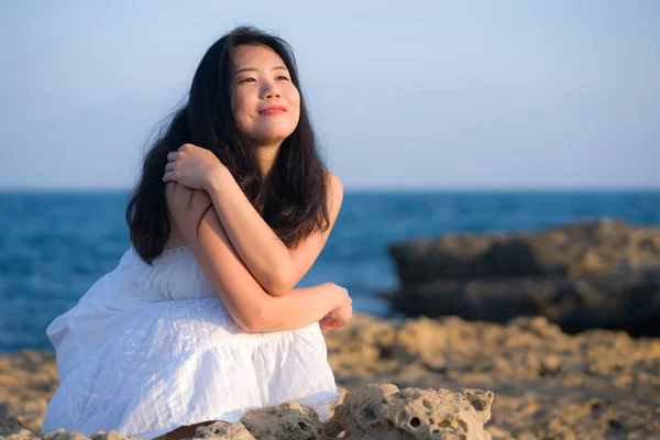 Jovem Mulher Asiática Por Mar Azul Menina Chinesa Feliz Bonita — Fotografia de Stock