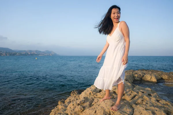 Junge Asiatin Blauen Meer Glückliche Und Schöne Chinesin Genießt Urlaubsreise — Stockfoto
