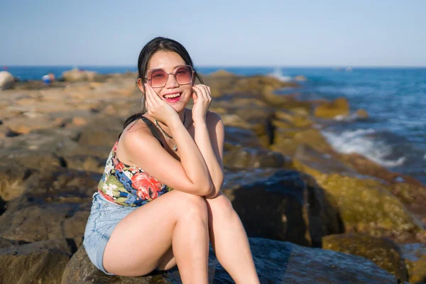 Férias Estilo Vida Retrato Jovem Mulher Asiática Beira Mar Menina — Fotografia de Stock