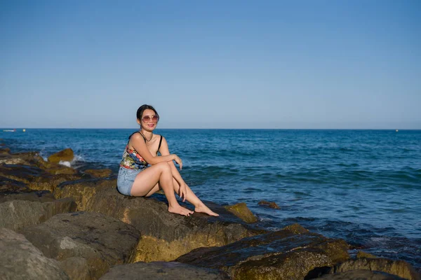Vacaciones Estilo Vida Retrato Joven Mujer Asiática Junto Mar Feliz — Foto de Stock