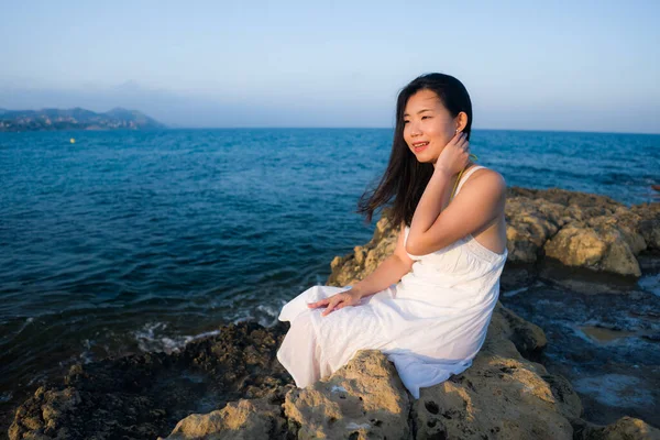Jovem Mulher Asiática Por Mar Azul Menina Chinesa Feliz Bonita — Fotografia de Stock