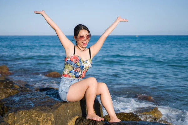 Férias Estilo Vida Retrato Jovem Mulher Asiática Beira Mar Menina — Fotografia de Stock