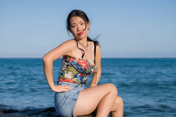 Vacaciones Estilo Vida Retrato Joven Mujer Asiática Junto Mar Feliz —  Fotos de Stock