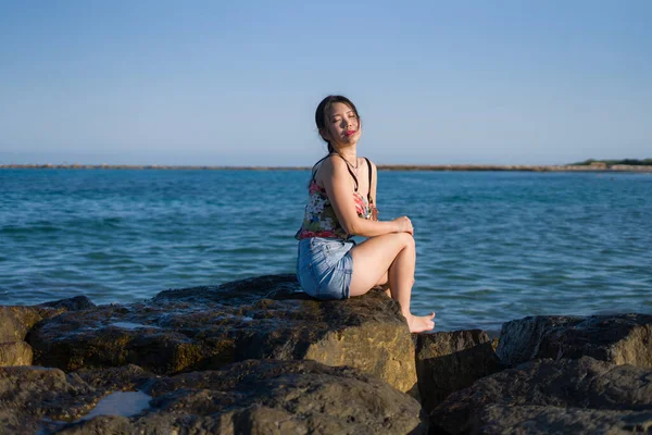 Férias Estilo Vida Retrato Jovem Mulher Asiática Beira Mar Menina — Fotografia de Stock