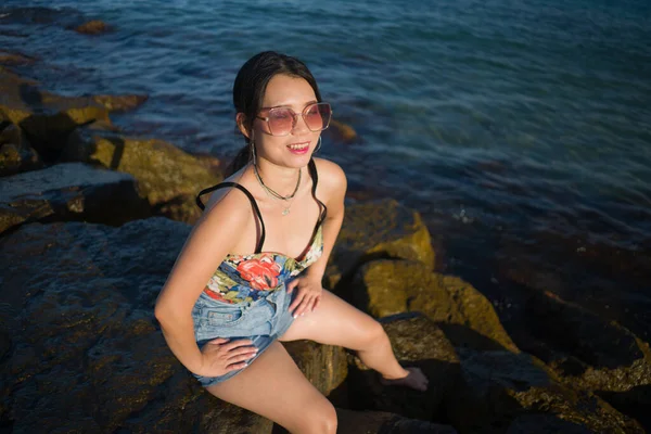 海によって若いアジアの女性の休日のライフスタイルの肖像 ビーチロッククリフでリラックスして陽気な休暇旅行を楽しんで幸せと美しい韓国の女の子 — ストック写真