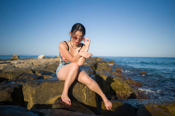 Vacaciones Estilo Vida Retrato Joven Mujer Asiática Junto Mar Feliz — Foto de Stock