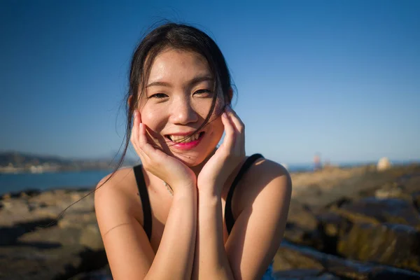 Праздничный Образ Жизни Портрет Молодой Азиатки Моря Счастливая Красивая Корейская — стоковое фото