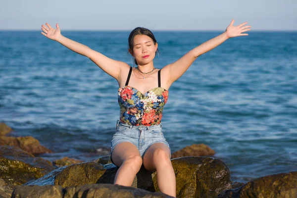 Vacaciones Estilo Vida Retrato Joven Mujer Asiática Junto Mar Feliz — Foto de Stock