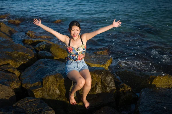 海によって若いアジアの女性の休日のライフスタイルの肖像 ビーチロッククリフでリラックスして陽気な休暇旅行を楽しんで幸せと美しい韓国の女の子 — ストック写真