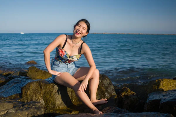 海によって若いアジアの女性の休日のライフスタイルの肖像 ビーチロッククリフでリラックスして陽気な休暇旅行を楽しんで幸せと美しい韓国の女の子 — ストック写真