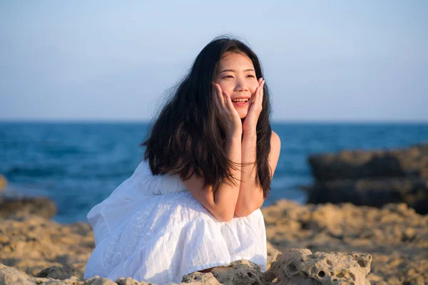Férias Estilo Vida Retrato Jovem Mulher Asiática Beira Mar Menina — Fotografia de Stock